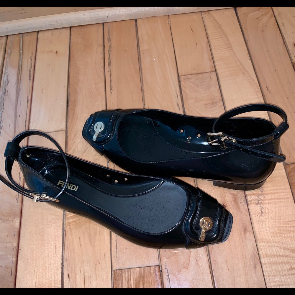 Like new Fendi logo sandals, size 38. - Picture 3 of 4